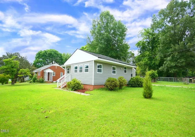 Photo 5 of Single family home for sale at 500 E Mcneill St, Lillington, NC 27546 | MLS# 10171296 | Listing updated on 2026-08-28