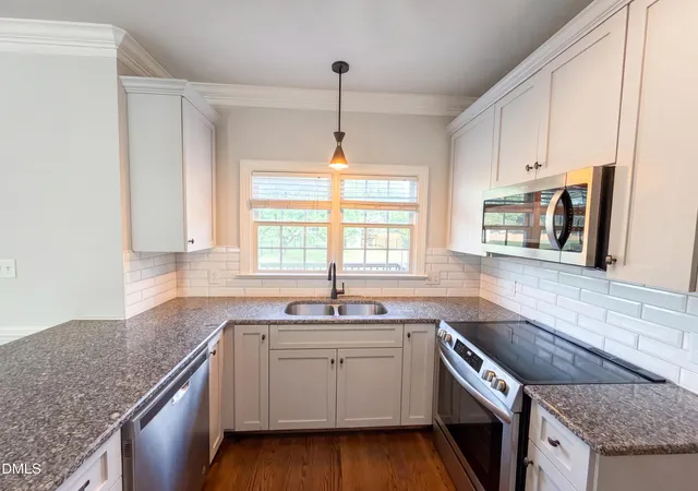 Photo 4 of Single family home for sale at 304 Cameronwood Dr, Fuquay Varina, NC 27526 | MLS# 10171200 | Listing updated on 2026-08-27