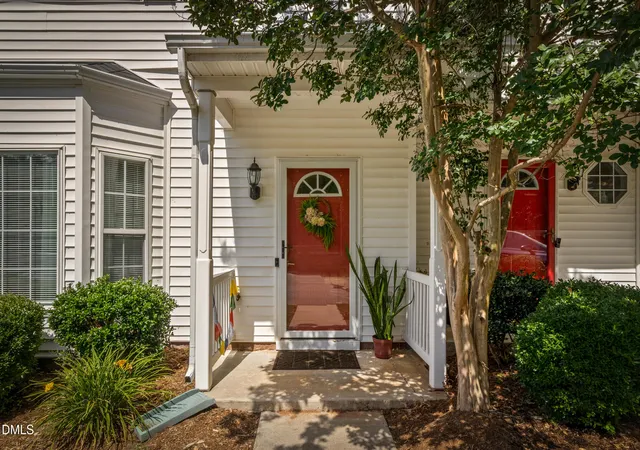 Homes for sale in Cary, NC | 215 Pointe Crest Ct, Cary, NC 27513 | MLS# 10171685