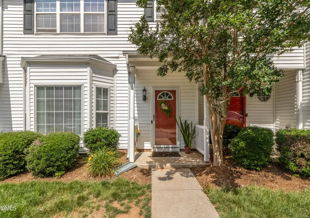 Homes for sale in Cary, NC | 215 Pointe Crest Ct, Cary, NC 27513 | MLS# 10171685
