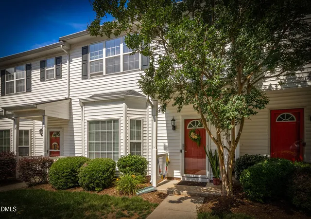 Homes for sale in Cary, NC | 215 Pointe Crest Ct, Cary, NC 27513 | MLS# 10171685
