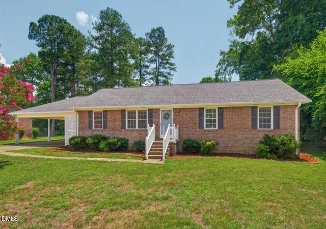 Homes for sale in Mebane, NC | 300 Buckingham Dr, Mebane, NC 27302 | MLS# 10179190