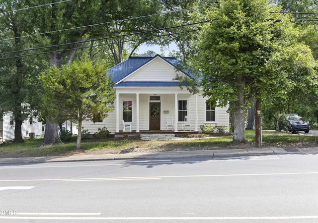 Photo 2 of Single family home for sale at 915 S 3rd Street, Sanford, NC 27330 | MLS# 10171790 | Listing updated on 2026-10-05