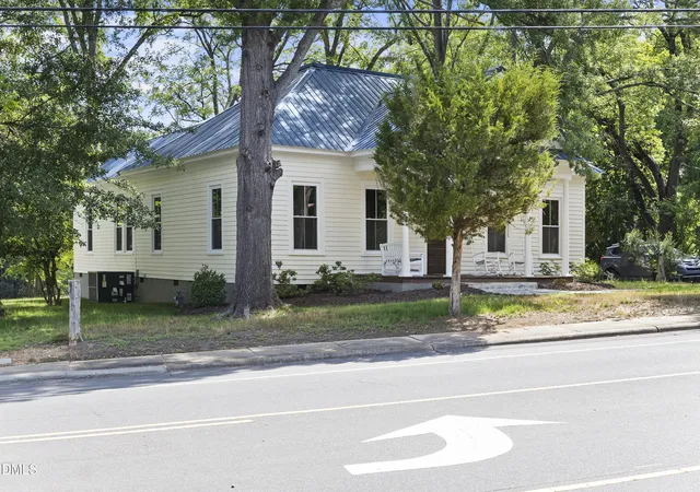 Photo 3 of Single family home for sale at 915 S 3rd Street, Sanford, NC 27330 | MLS# 10171790 | Listing updated on 2026-10-05