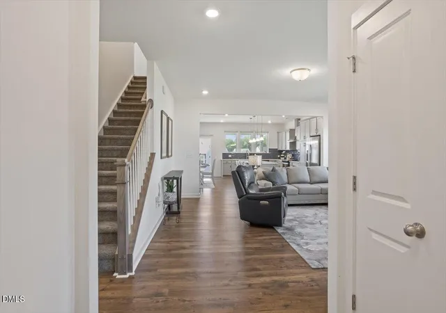 Photo 4 of Single family home for sale at 811 Bent Willow Dr, Clayton, NC 27527 | MLS# 10171764 | Listing updated on 2026-09-13