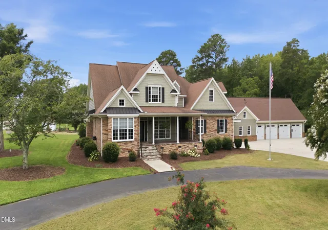 Photo 2 of Single family home for sale at 900 S Arendell Ave, Zebulon, NC 27597 | MLS# 10184422 | Listing updated on 2026-09-14