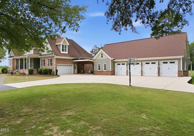 Photo 4 of Single family home for sale at 900 S Arendell Ave, Zebulon, NC 27597 | MLS# 10184422 | Listing updated on 2026-09-14