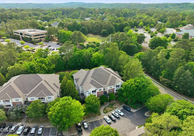 Listing Photo 2 - Condo for sale in building located at 124 Providence Gln Dr, Chapel Hill, NC 27514 - Unit #