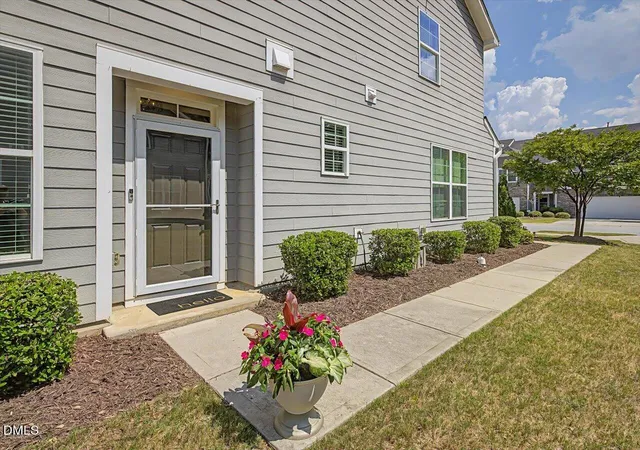 Photo 2 of Townhouse for sale at 846 Salem Pointe Pl, Apex, NC 27523 | MLS# 10173556 | Listing updated on 2026-10-19