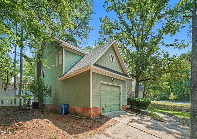 Photo 3 of Single family home for sale at 808 Hilton Dr, Fayetteville, NC 28311 | MLS# 10174199 | Listing updated on 2026-09-15