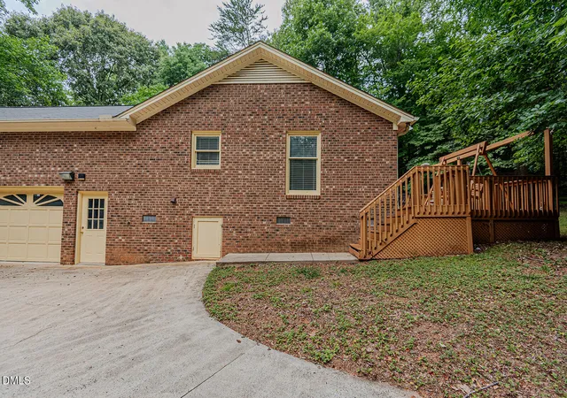 Homes for sale in Mebane, NC | 2603 Crescent Hill Dr, Mebane, NC 27302 | MLS# 10174581