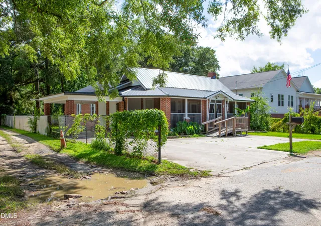 Photo 3 of Sale Pending at 211 E Elm St, Bladenboro, NC 28320 | MLS# 10175519 | Listing updated on 2026-08-25