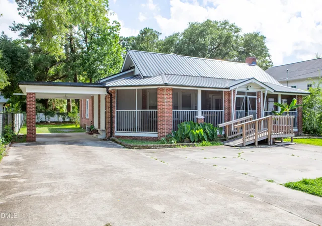 Photo 4 of Sale Pending at 211 E Elm St, Bladenboro, NC 28320 | MLS# 10175519 | Listing updated on 2026-08-25