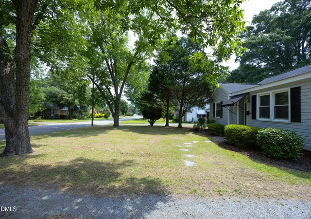 Photo 4 of Single family home for sale at 907 S 2nd Street, Smithfield, NC 27577 | MLS# 10176639 | Listing updated on 2026-09-20