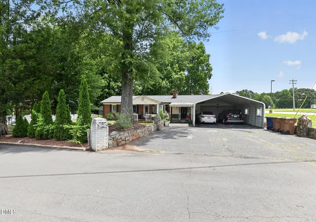 2nd image of 202 Newbold St, Lincolnton, NC 28092 | MLS# 10175861