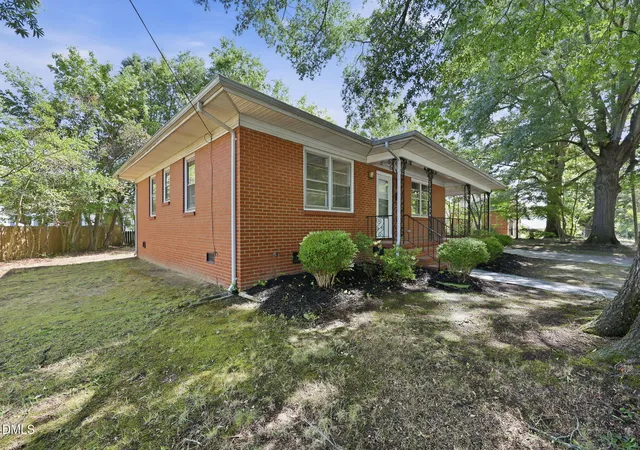 Photo 2 of Single family home for sale at 912 Virginia Ave, Burlington, NC 27217 | MLS# 10176287 | Listing updated on 2026-09-17
