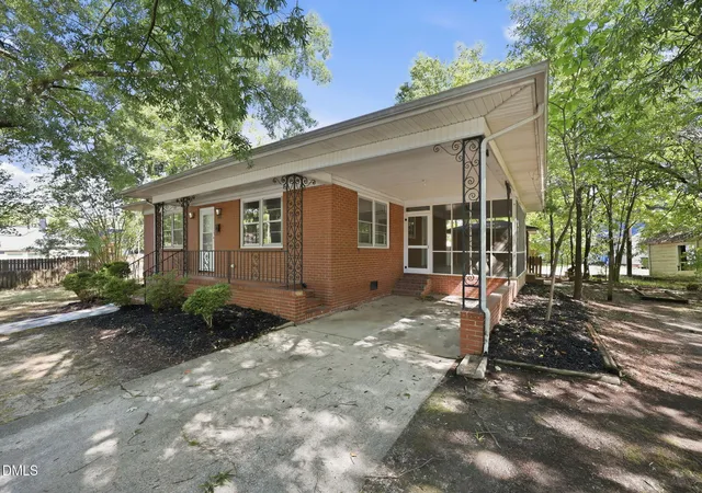 Photo 3 of Single family home for sale at 912 Virginia Ave, Burlington, NC 27217 | MLS# 10176287 | Listing updated on 2026-09-17