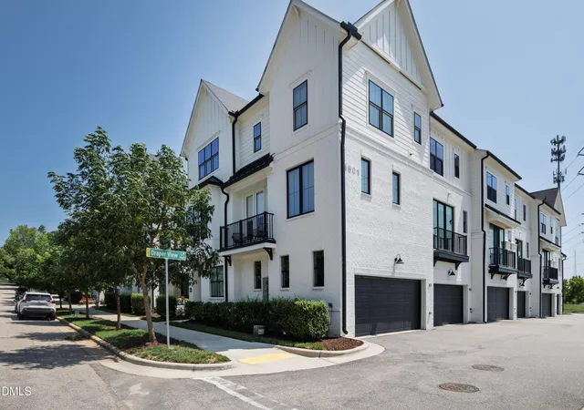 Homes for sale in Raleigh, NC | 1501 Draper Vw Lp #102, Raleigh, NC 27608 | MLS# 10177884