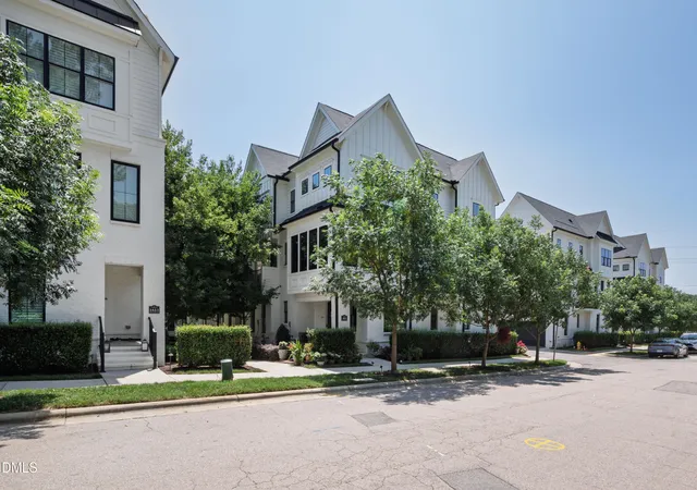 Homes for sale in Raleigh, NC | 1501 Draper View Loop, Raleigh, NC 27608 | Houzeo