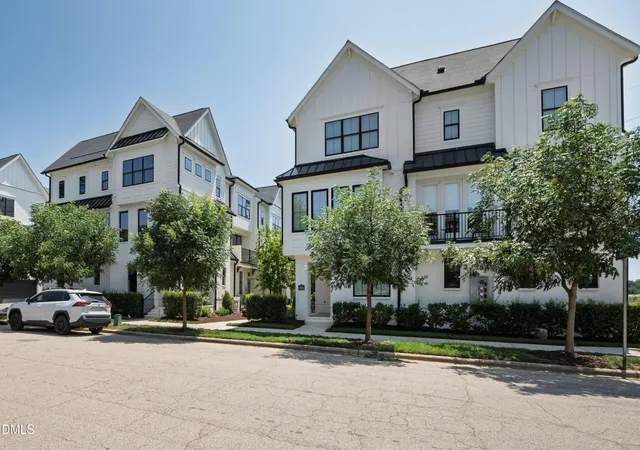 Homes for sale in Raleigh, NC | 1501 Draper Vw Lp #102, Raleigh, NC 27608 | MLS# 10177884