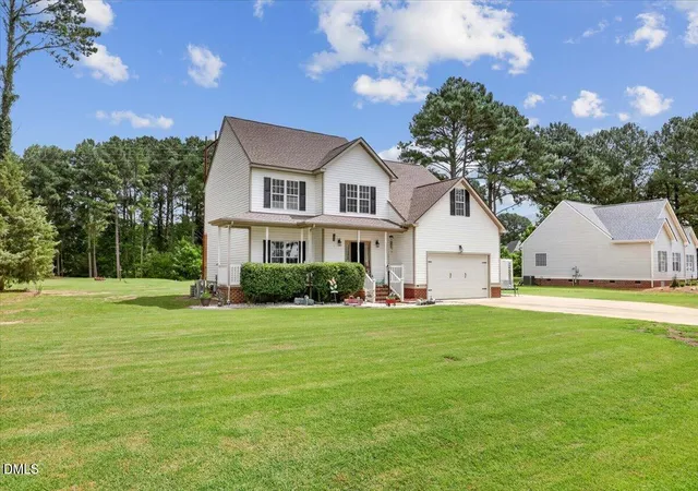 Photo 3 of Single family home for sale at 122 W Raintree Ln, Goldsboro, NC 27534 | MLS# 10183499 | Listing updated on 2026-07-31
