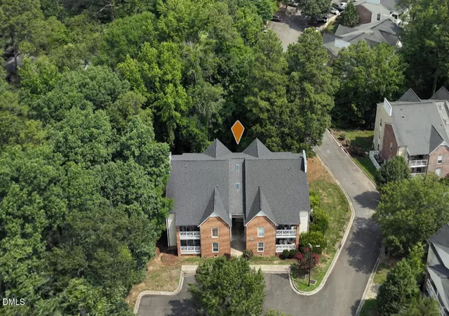 Listing Photo 2 - Condo for sale in building located at 1005 Kingswood Dr, Chapel Hill, NC 27517 - Unit #E