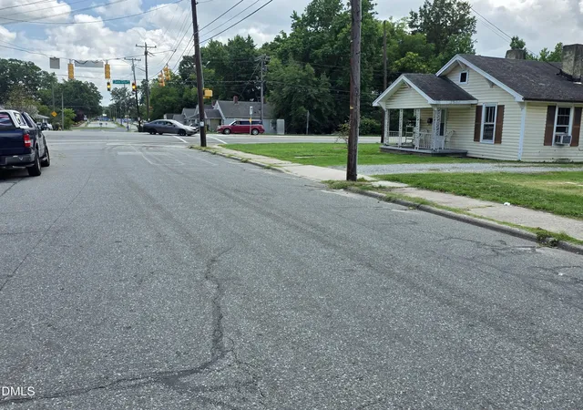 Photo 3 of Sale Pending at 922 Lincoln St, Greensboro, NC 27401 | MLS# 10177149 | Listing updated on 2026-08-25