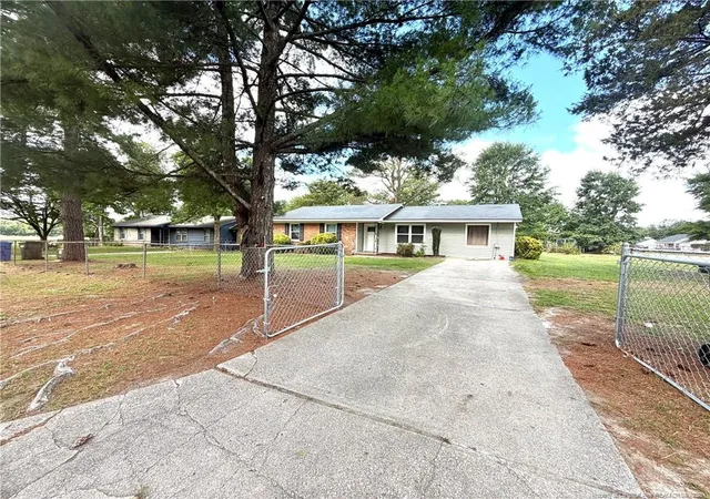 Photo 3 of Sale Pending at 6537 Vineyard Dr, Fayetteville, NC 28304 | MLS# 765128 | Listing updated on 2026-08-28