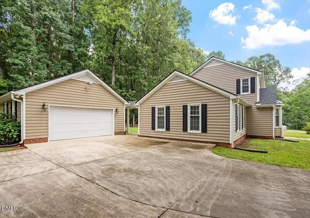 Photo 4 of Single family home for sale at 119 E Stratford Dr, Henderson, NC 27537 | MLS# 10178096 | Listing updated on 2026-10-08