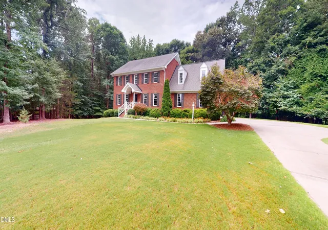 Photo 3 of Sale Pending at 5005 Fielding Dr, Raleigh, NC 27606 | MLS# 10178936 | Listing updated on 2026-08-17