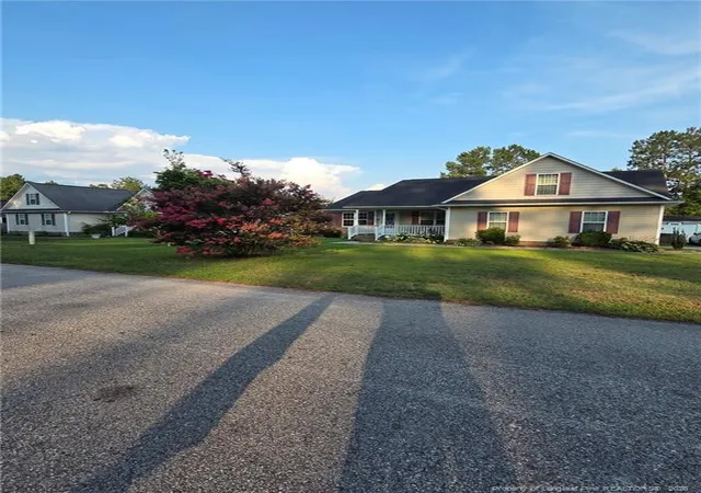 Photo 2 of Single family home for sale at 4611 Salem Prince Dr, Hope Mills, NC 28348 | MLS# 765535 | Listing updated on 2026-09-16