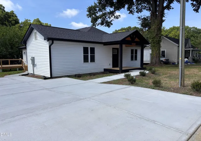 Photo 2 of Single family home for sale at 402 Poplar St, Graham, NC 27253 | MLS# 10179466 | Listing updated on 2026-09-08