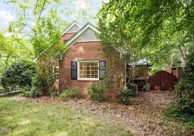 Photo 4 of Sale Pending at 416 Brookside Dr, Chapel Hill, NC 27516 | MLS# 10180336 | Listing updated on 2026-09-15