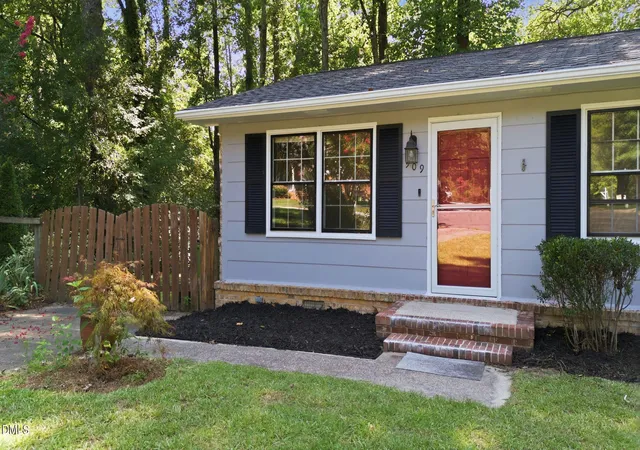 Photo 4 of Sale Pending at 909 Bryn Mawr Ct, Apex, NC 27502 | MLS# 10180894 | Listing updated on 2026-09-17