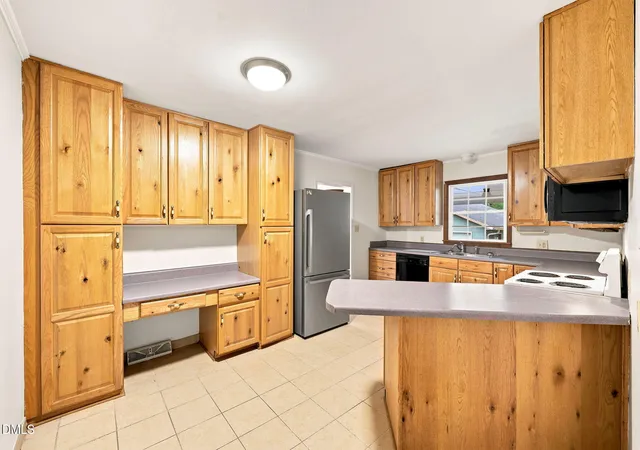 Photo 4 of Single family home for sale at 719 Greenwood Dr, Burlington, NC 27217 | MLS# 10181878 | Listing updated on 2026-09-18