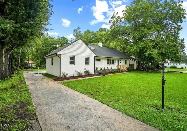 Photo 3 of Single family home for sale at 506 W Noble St, Selma, NC 27576 | MLS# 10182649 | Listing updated on 2026-08-16