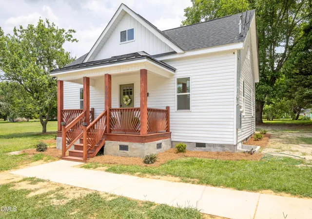 Photo 2 of Single family home for sale at 309 Stetson St, Clinton, NC 28328 | MLS# 10186456 | Listing updated on 2026-08-19