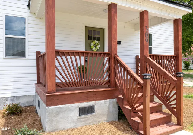 Photo 3 of Single family home for sale at 309 Stetson St, Clinton, NC 28328 | MLS# 10186456 | Listing updated on 2026-08-19
