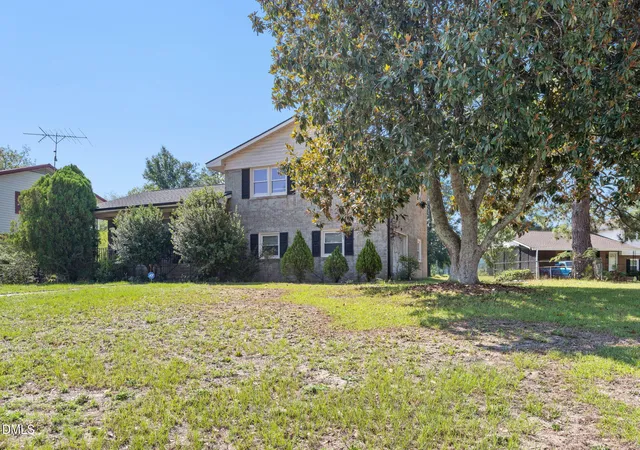 Photo 2 of Single family home for sale at 609 Francis Ct, Spring Lake, NC 28390 | MLS# 10181152 | Listing updated on 2026-09-02