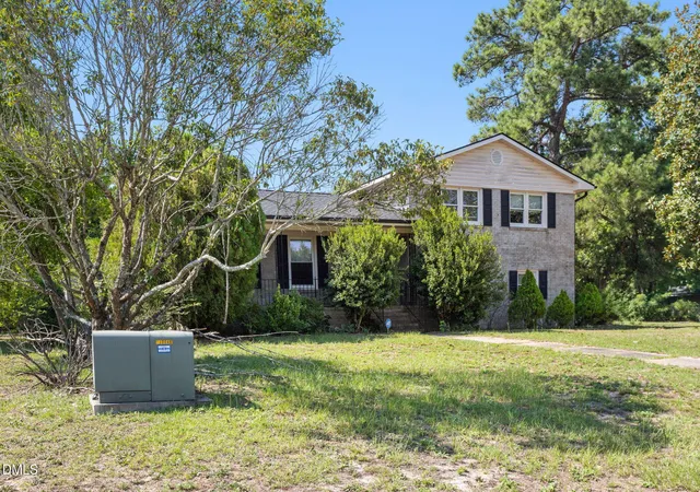 Photo 3 of Single family home for sale at 609 Francis Ct, Spring Lake, NC 28390 | MLS# 10181152 | Listing updated on 2026-09-02