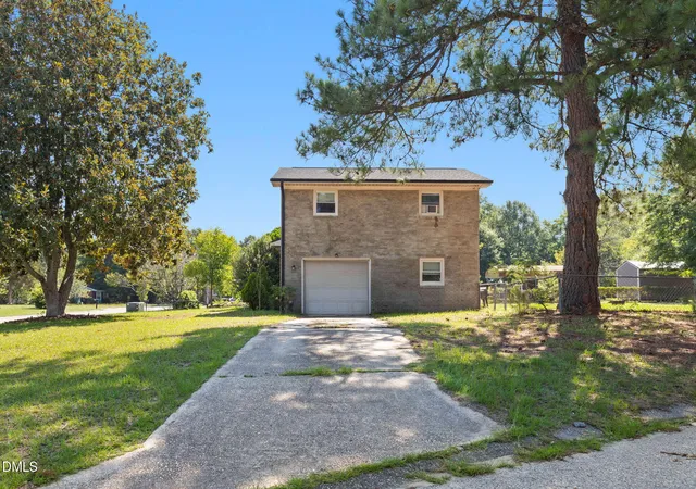 Photo 4 of Single family home for sale at 609 Francis Ct, Spring Lake, NC 28390 | MLS# 10181152 | Listing updated on 2026-09-02
