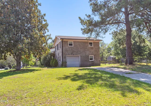Photo 5 of Single family home for sale at 609 Francis Ct, Spring Lake, NC 28390 | MLS# 10181152 | Listing updated on 2026-09-02