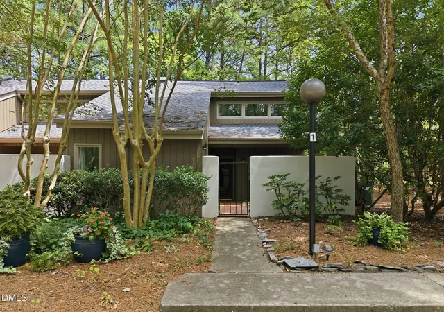 2nd image of 1 Banstead Pl, Chapel Hill, NC 27517 | MLS# 10188018