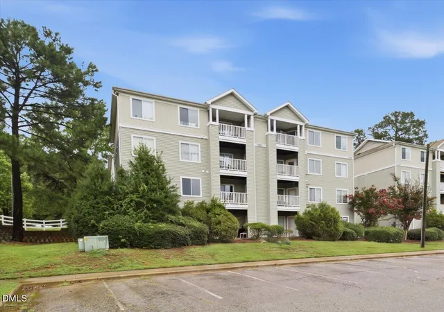 Listing Photo 4 - Condo for sale in building located at 1231 University Ct, Raleigh, NC 27606 - Unit #304