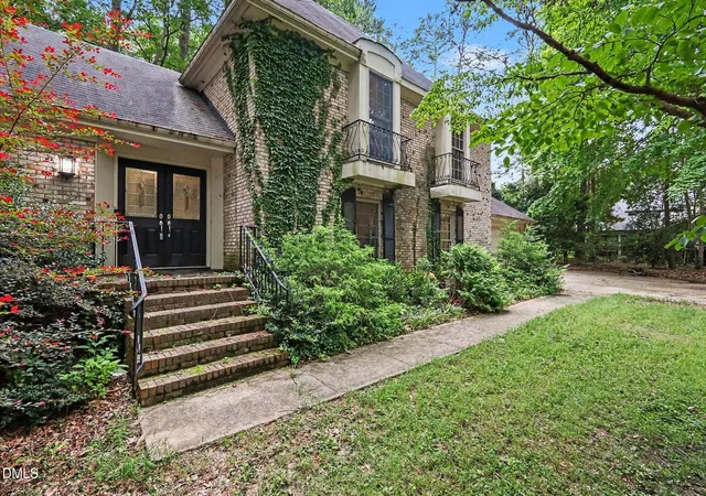 Photo 3 of Sale Pending at 8804 N View Ct, Raleigh, NC 27613 | MLS# 10183630 | Listing updated on 2026-07-31