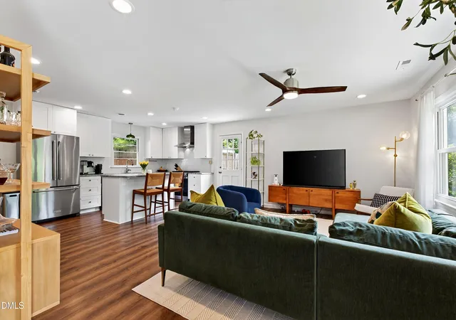 Photo 4 of Single family home for sale at 709 Dawnwood Ct, Raleigh, NC 27609 | MLS# 10185449 | Listing updated on 2026-09-30