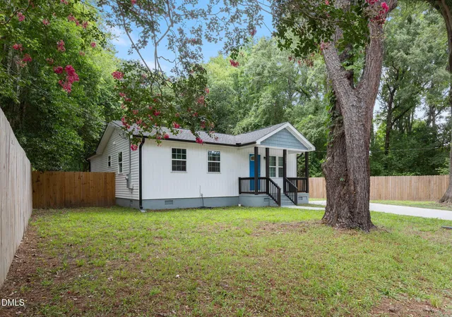 Photo 3 of Single family home for sale at 1209 Massey St, Smithfield, NC 27577 | MLS# 10181940 | Listing updated on 2026-09-11