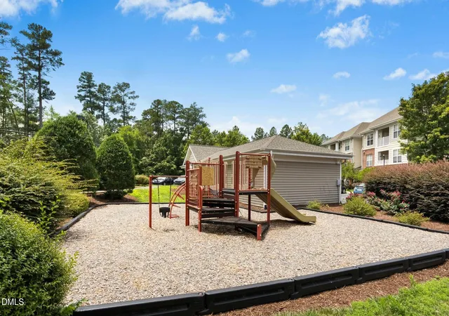 Listing Photo 2 - Condo for sale in building located at 613 Ives Ct, Chapel Hill, NC 27514 - Unit #