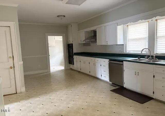 Photo 3 of Single family home for sale at 211 Tarpley St, Burlington, NC 27215 | MLS# 10181713 | Listing updated on 2026-09-09