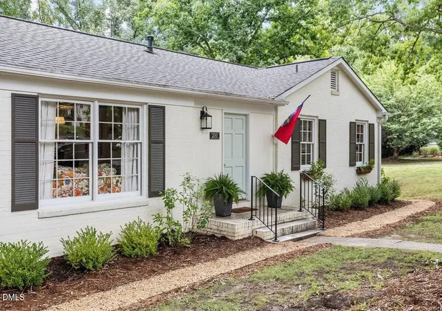 Photo 4 of Sale Pending at 200 Northclift Dr, Raleigh, NC 27609 | MLS# 10181965 | Listing updated on 2026-07-30